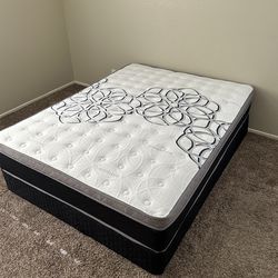 Queen size mattress pillow top 12”   🔥📲☎️(213)713-74-89.    New mattress in a plastic sealed.    We offer same day delivery