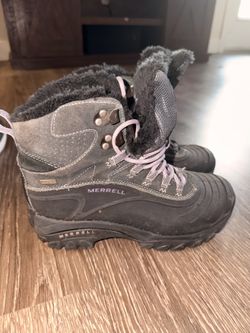 Women’s snow boots size 8