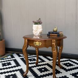 Vintage Queen Anne Style End / Accent table . 