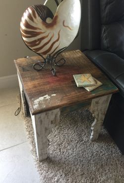Set of 2 end tables