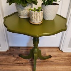 Adorable Vintage Pie Crust Accent Table 