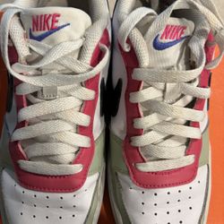 Girl’s Nikes Size 5