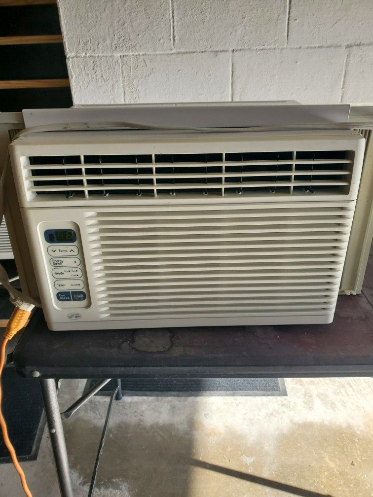 HAMPTON BAY 6000 BTU A.C. UNIT,COILS&FILTER CLEANED QUIET EFFICIENT UNIT WORKS GREAT