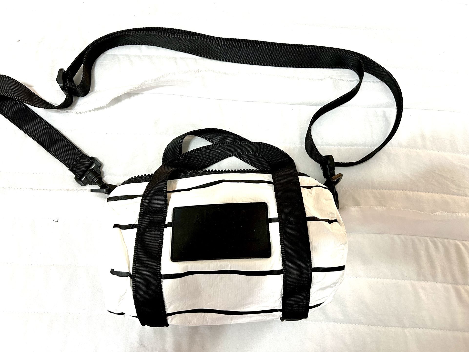 Aloha Crossbody Bag. $15