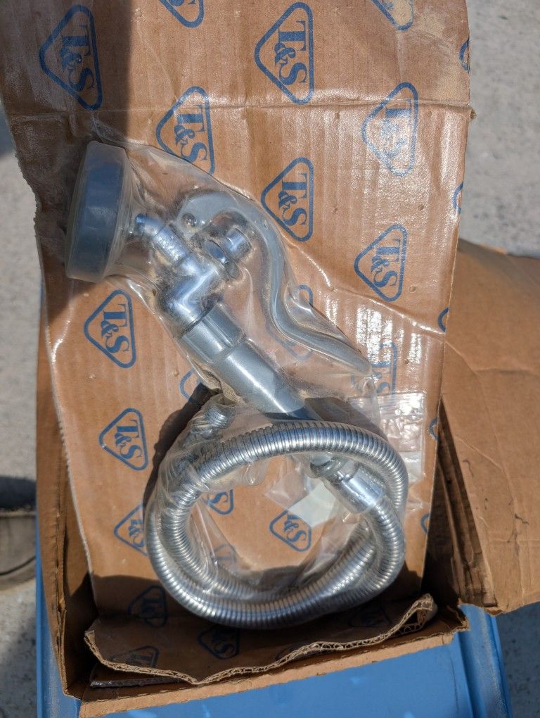 T&S Comercial Restaurant Sink faucet And sprayer 