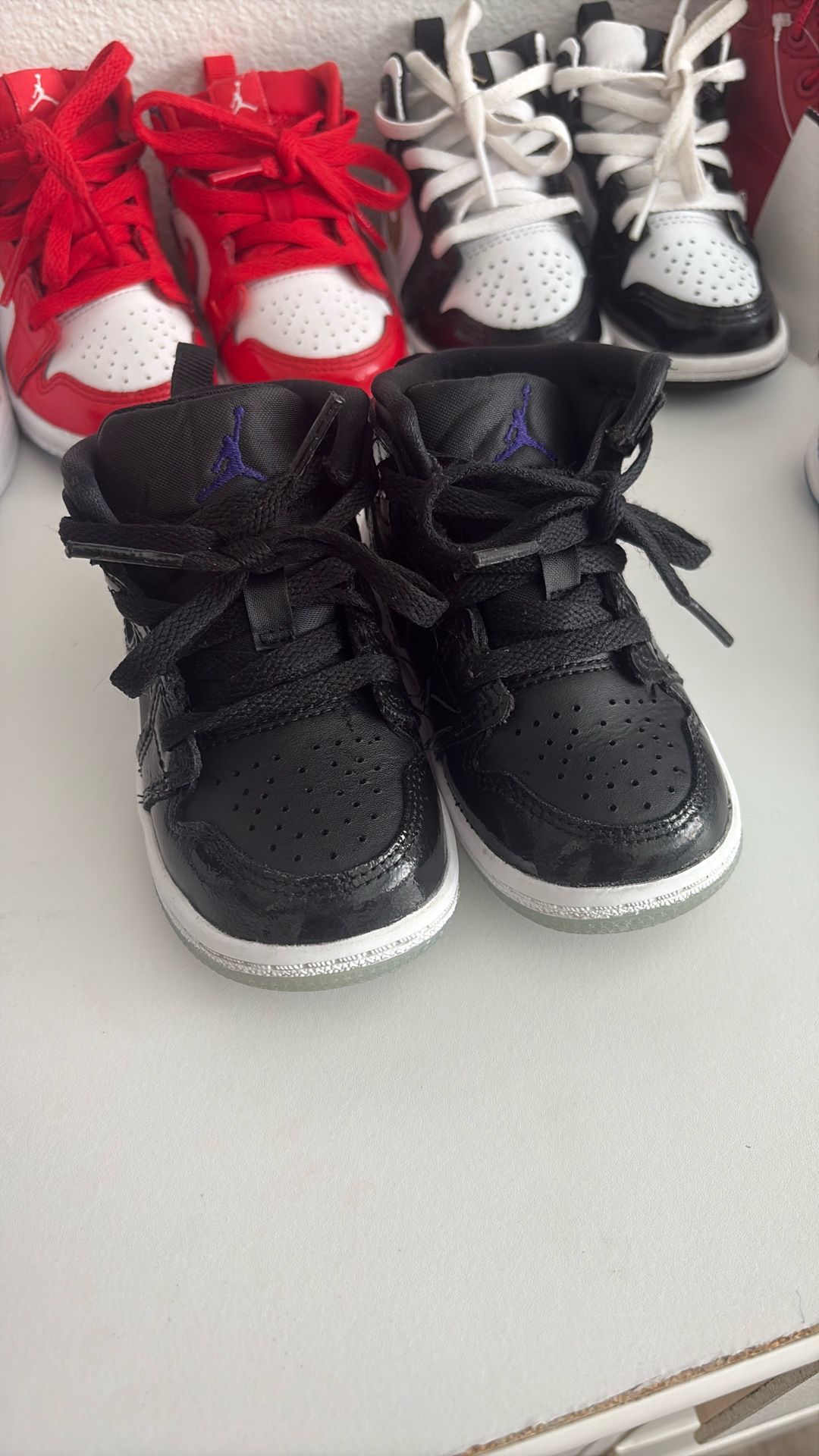 Black air jordans 1s