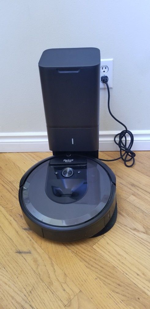 NEW cond   ROBOT  ROMBA  VACUUM WITH AMAZING POWER SUCTION. , WORKS EXCELLENT. , IN THE BOX 