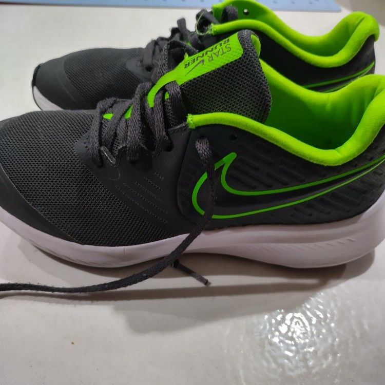 Nike Boys Star Runner 2.0 Size 5Y