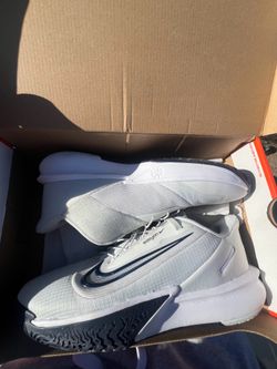 Basketball shoes