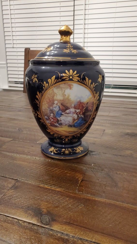 Vase : Vintage Porcelain Cobalt Blue Victorian Family Scene Covered Urn