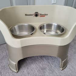 Neater Feeder Deluxe for medium or large size dogs