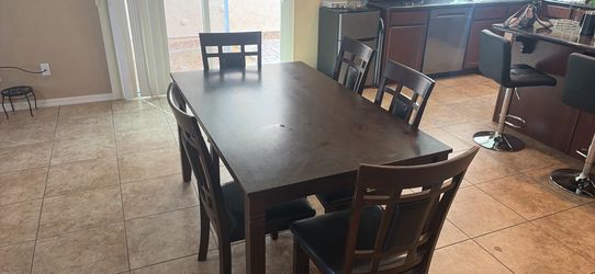 Table with 5 chairs