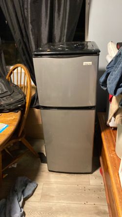 Mini fridge with freezer