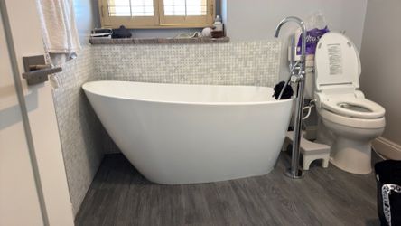 Like-New Bathtub and Faucet. Excellent condition