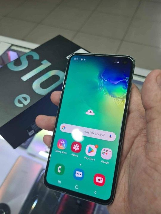 Samsung Galaxy S10e, 128GB, Factory Unlocked, Excellent Condition. Like New