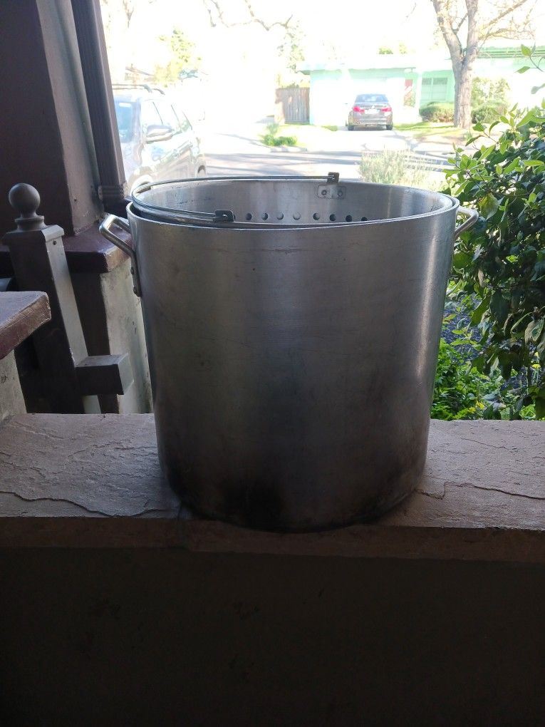 Pot, Stock 60 Quart W/ Collander