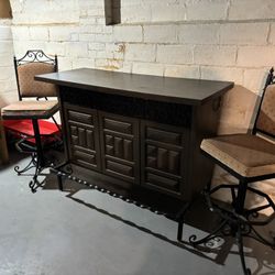 Bar With 2 Stools 