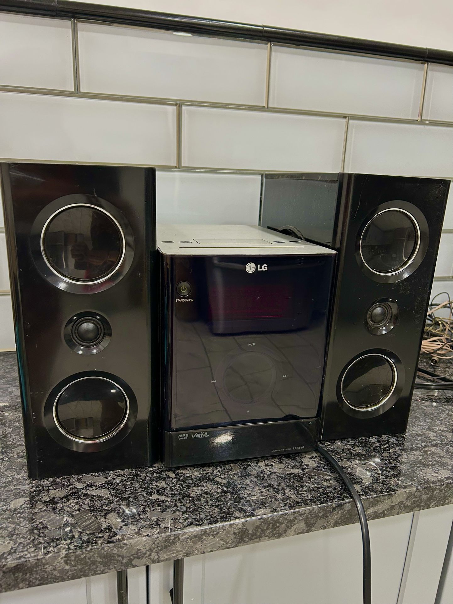 SEND AN OFFER NO LOW OFFERS! LG FB163 Micro Hi-Fi System