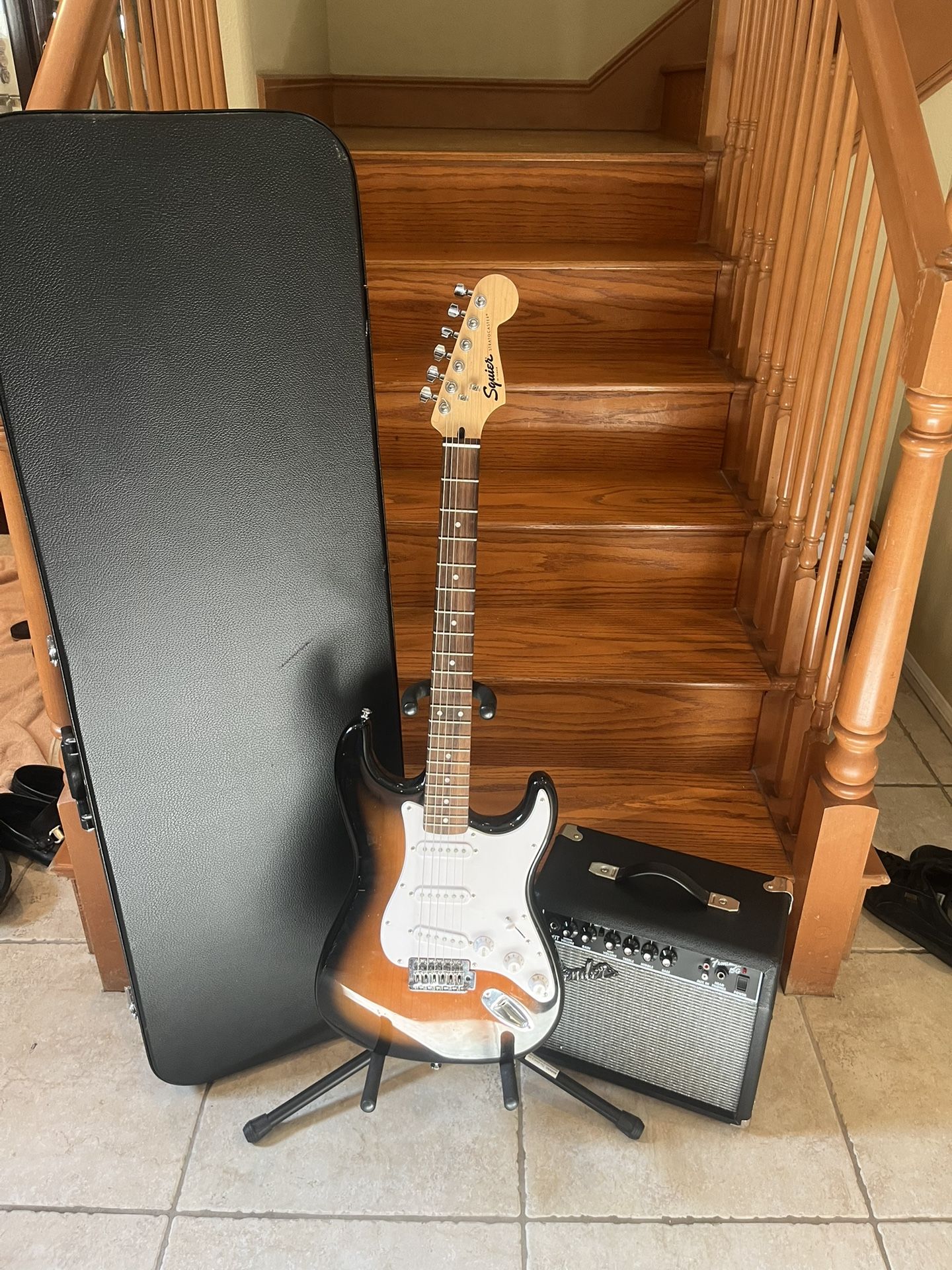 Squier Strat Sunburst (Mint) W/ Hardshell Case, Fender Amp