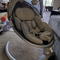Baby swing, barely used.
