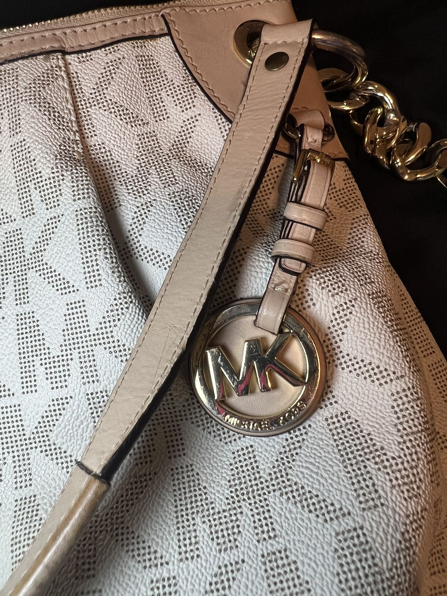 Michael Kors Women s Large Jet Set Convertible Shoulder Bag Shoulder Bag. Briefcases