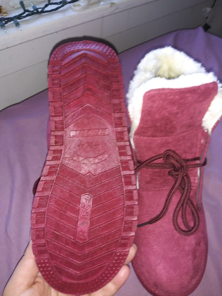 100% Waterproof Suede Snow Boots Never Been Worn 