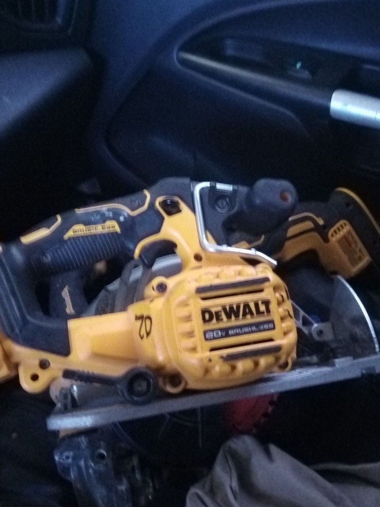 DeWalt Saw 20 Volt