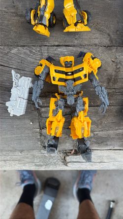 2010 Hunt for the Decepticons Deluxe “Battle Blade Bumblebee.”