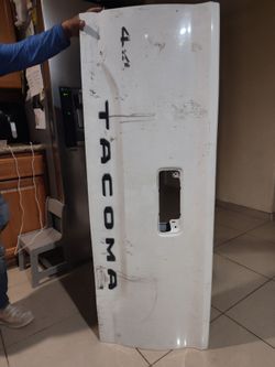Toyota Tacoma 2019 door