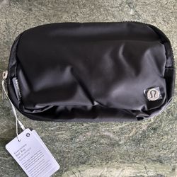 New black lululemon Everywhere Belt Bag 1L
