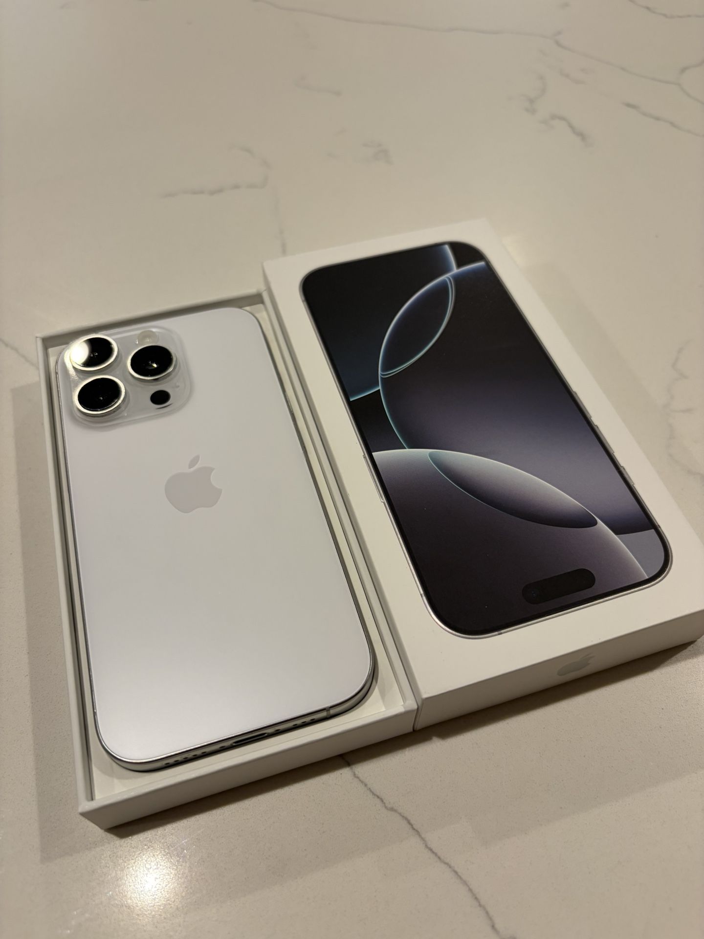 iPhone 16 Pro (White)