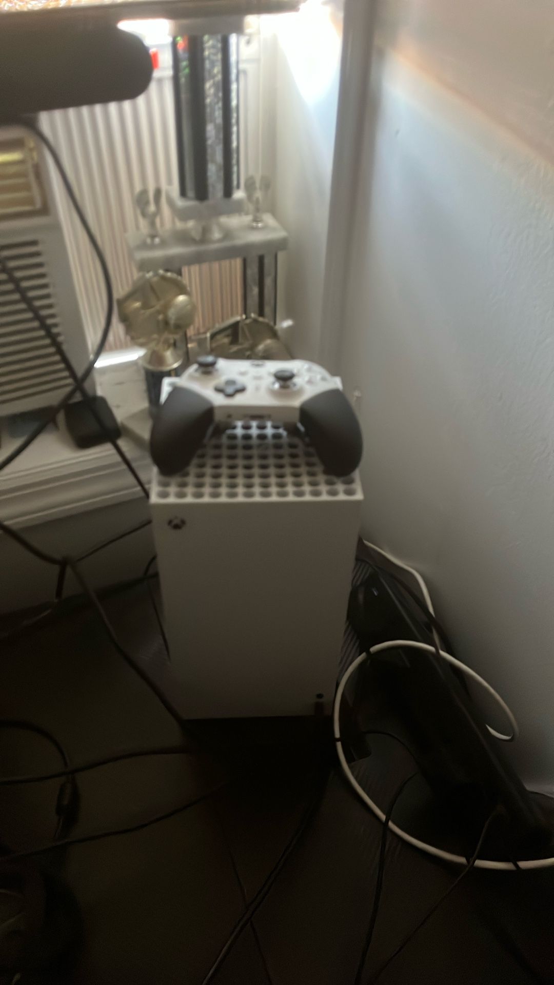 Xbox Series X - Gaming Console - 1TB SSD - Includes Xbox Elite Series 2 Wireless Controller - 4K Gaming - 120FPS 