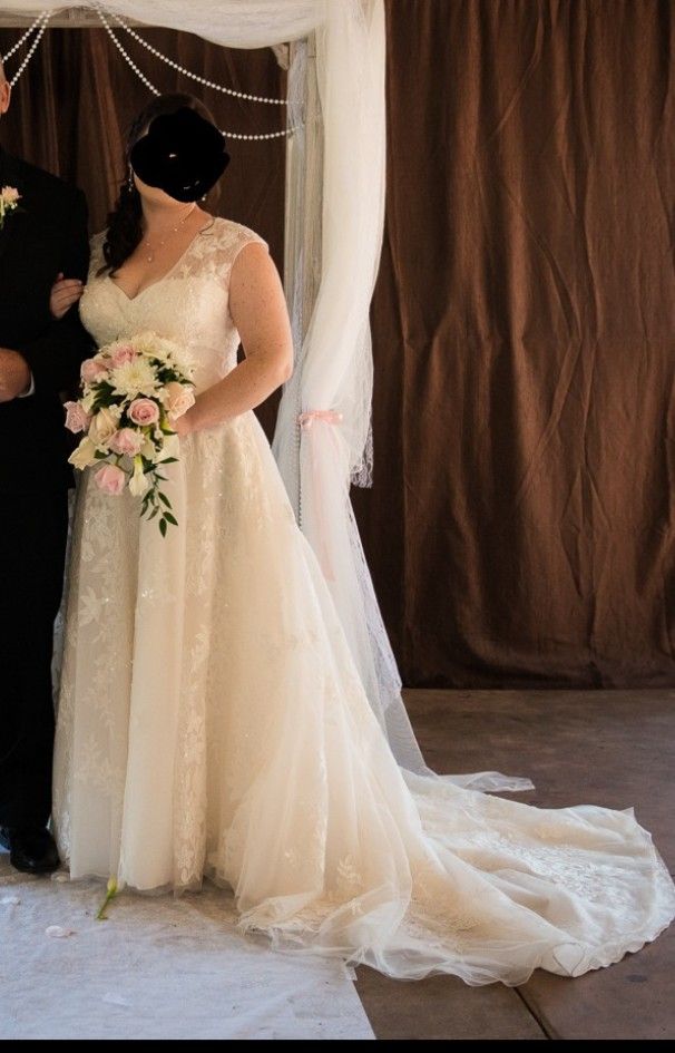 Wedding Dress Oleg Cassini Size 12-14