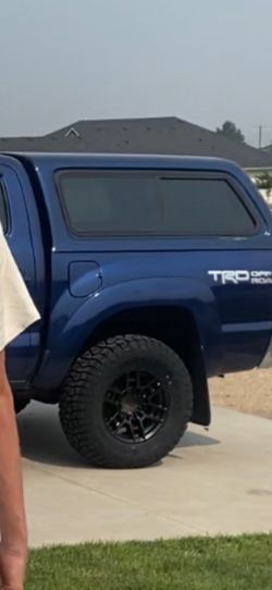 Leer Toyota Tacoma camper shell