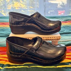 Dansko Clogs Size 8, EU38