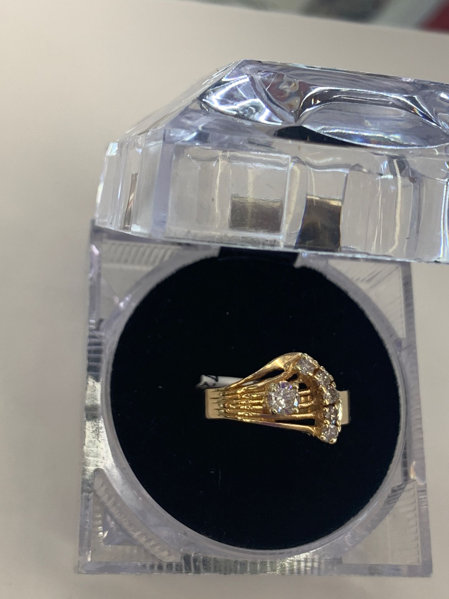 5.3 g. 10 kt Lds ring w/1-20Pt &5-5 pts aprox