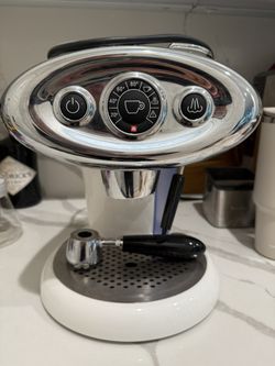 Illy Espresso Machine with Milk Frother