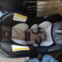 CHICCO INFANT  CAR SEAT & CARRIER 