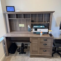 Desk With Detachable Hutch