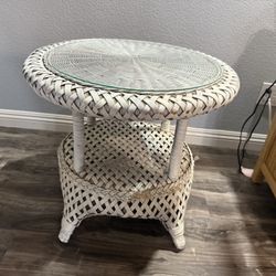 Wicker/ rattan.  Table Round White 