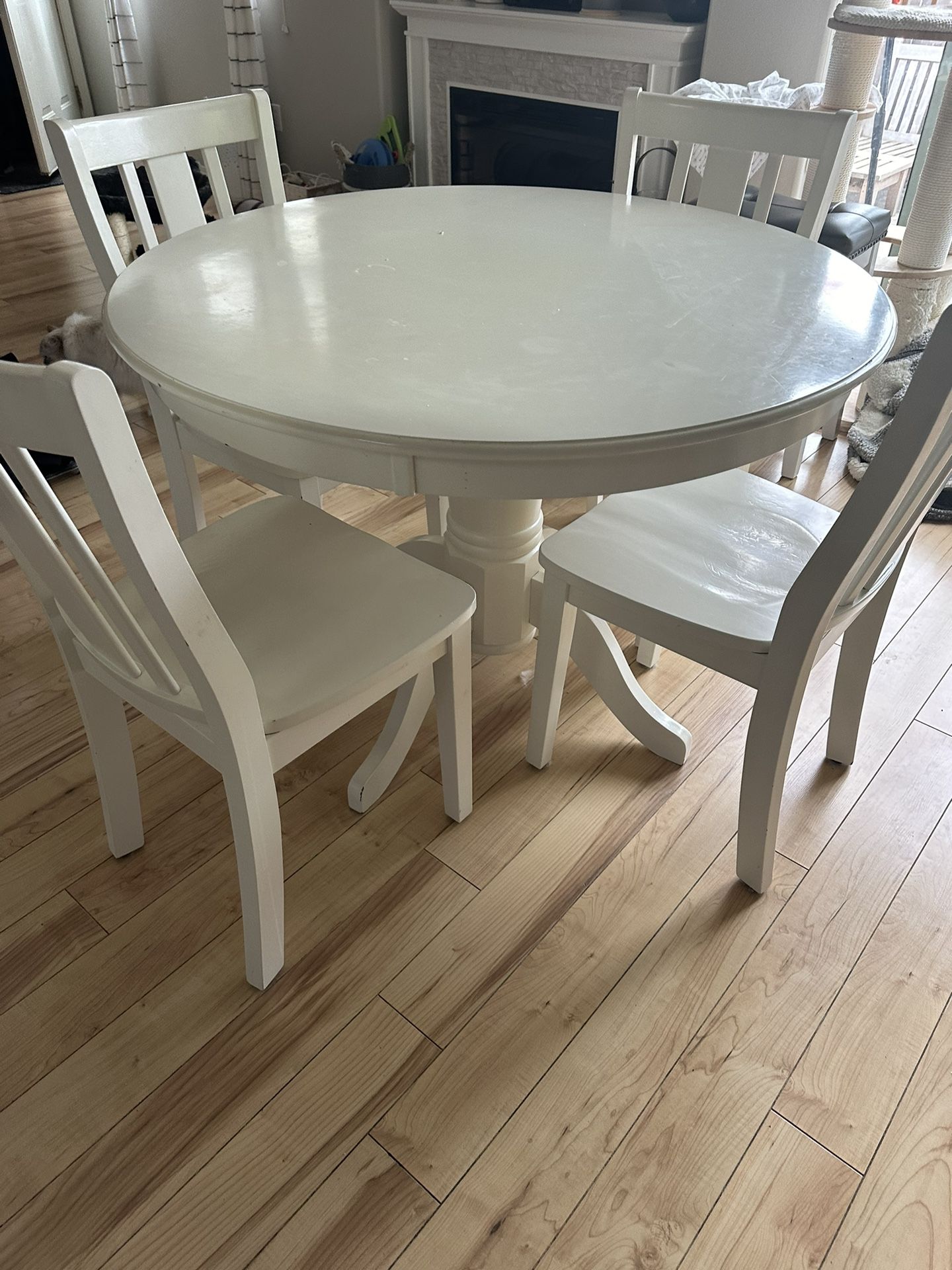White Round Dining Room Table