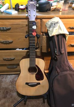 Yamaha Children’s guitar with case pick and stand