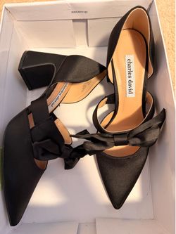 Beautiful black heels with bow size 7.5 / hermosos tacones cortos con mono talla 7.5