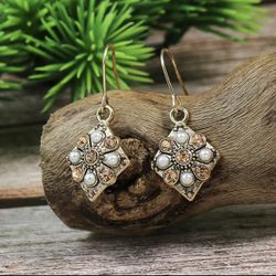 New Rhinestone Diamond Shape Dangle Earrings. 