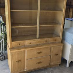 ✨ Mid-Century China Cabinet – Stylish & Functional! ✨