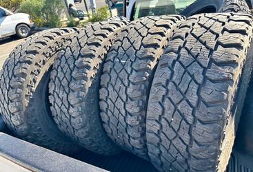 305/70/18 Cooper Set de Tires en buenas condiciones de vida las 4
