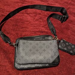 louis vuitton trio messenger for Sale in Tacoma, WA - OfferUp