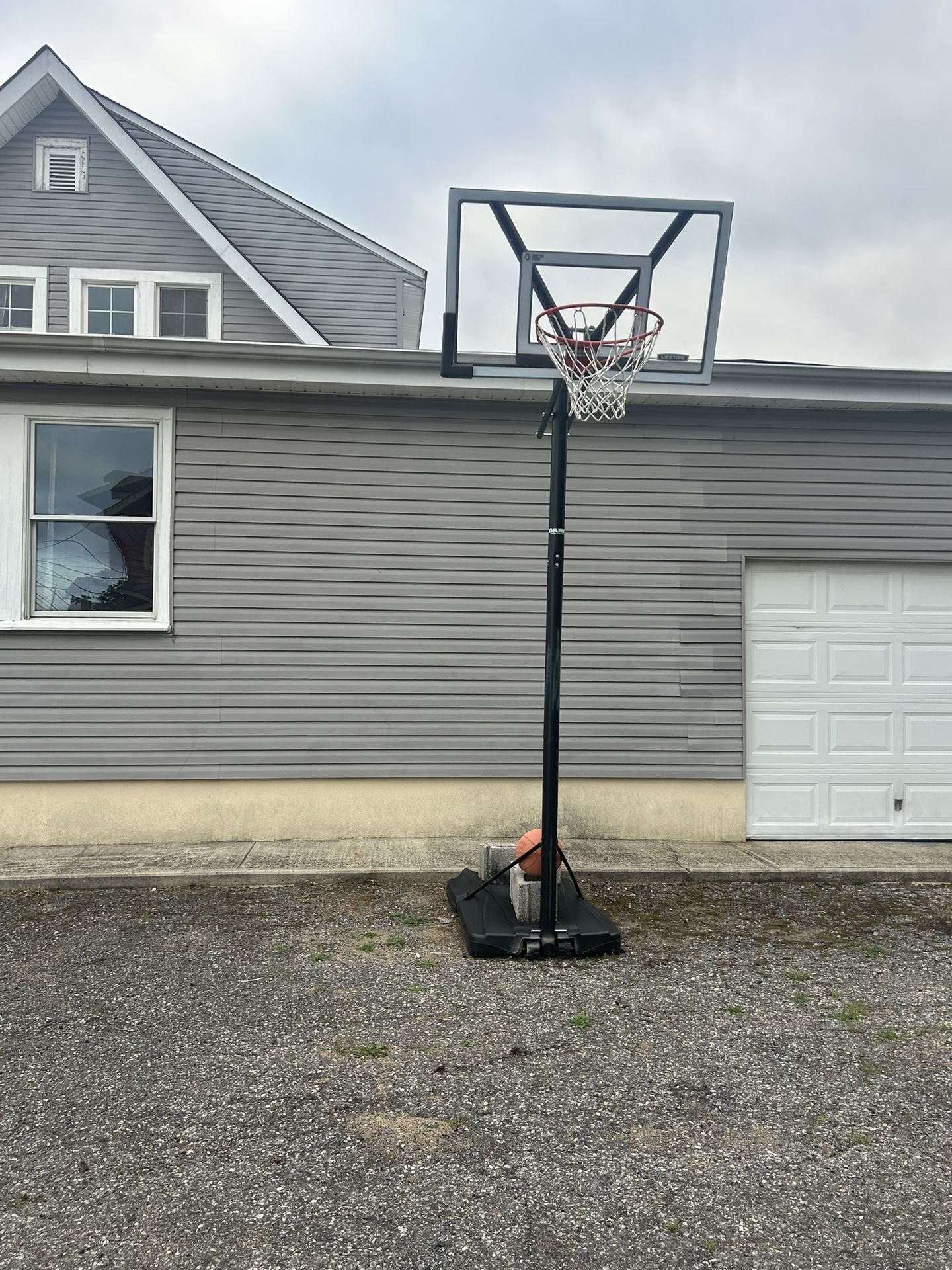 BASKETBALL HOOP