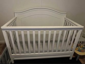 Crib with Newton baby mattress