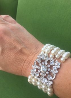 Pearl and faux diamond bracelet elastic